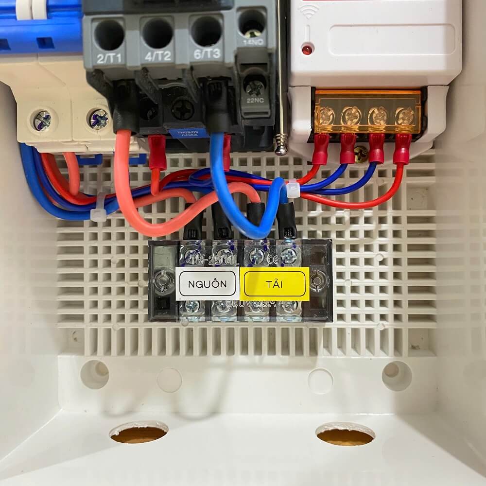 Bên trong tủ điều khiển bơm 1 pha Bên trong tủ điều khiển bơm 1 pha 1–3HP linh kiện đầy đủ