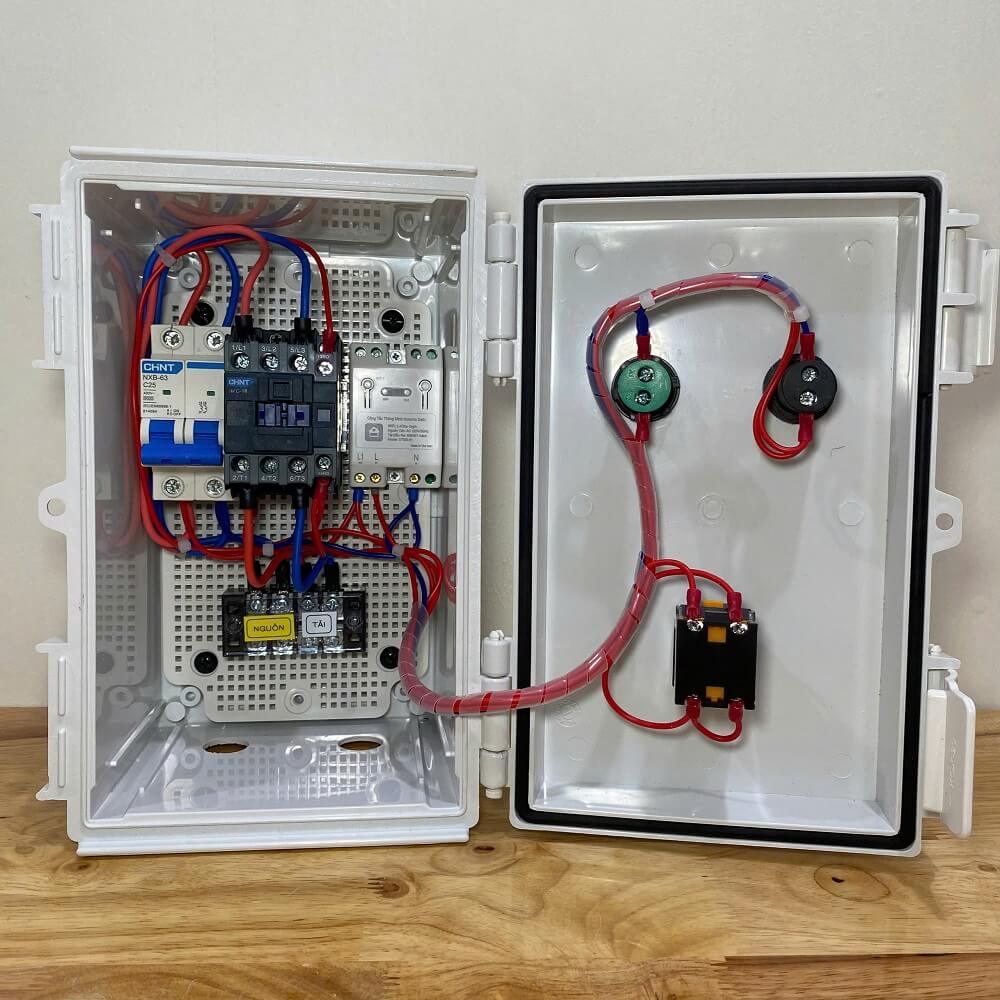 Bên trong tủ điều khiển bơm Bên trong tủ điều khiển bơm 1 pha 1–3HP wifi trong nhà