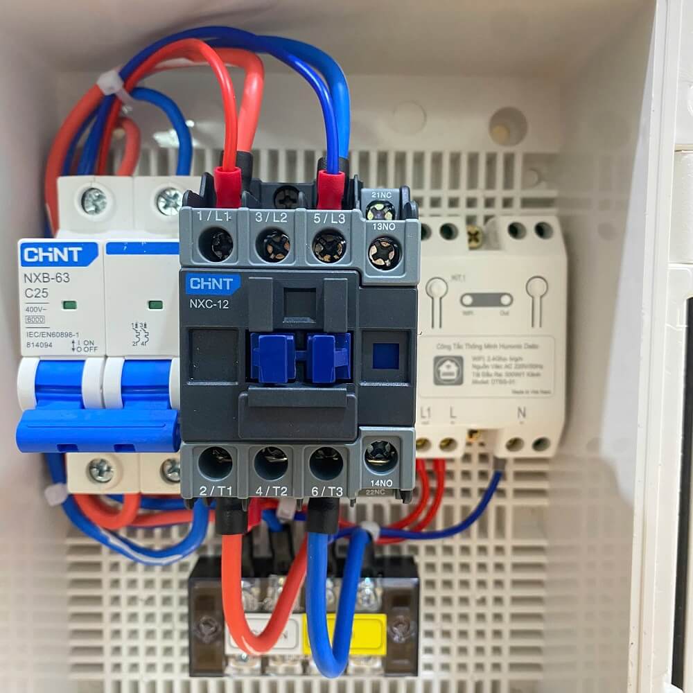 Bên trong tủ điều khiển bơm wifi Bên trong tủ điều khiển bơm 1 pha 1–3HP wifi linh kiện đầy đủ