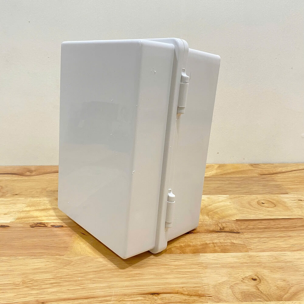 Góc nhìn tủ điện Góc nghiêng tủ điều khiển bơm 1 pha wifi ngoài trời