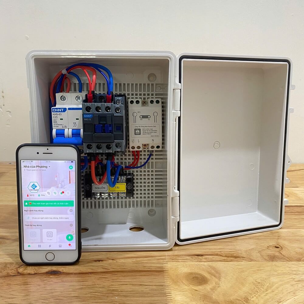 Tủ điều khiển bơm 1 pha 1–3HP là gì? Có nên sử dụng không? Tủ điều khiển bơm wifi 1 pha lắp đặt ngoài trời thực tế
