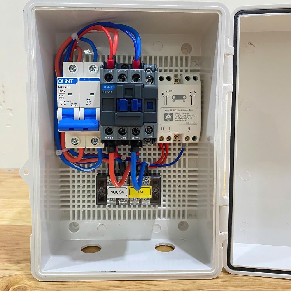 Tổng thể tủ điều khiển bơm Tổng thể tủ điều khiển bơm 1 pha 1–3HP wifi