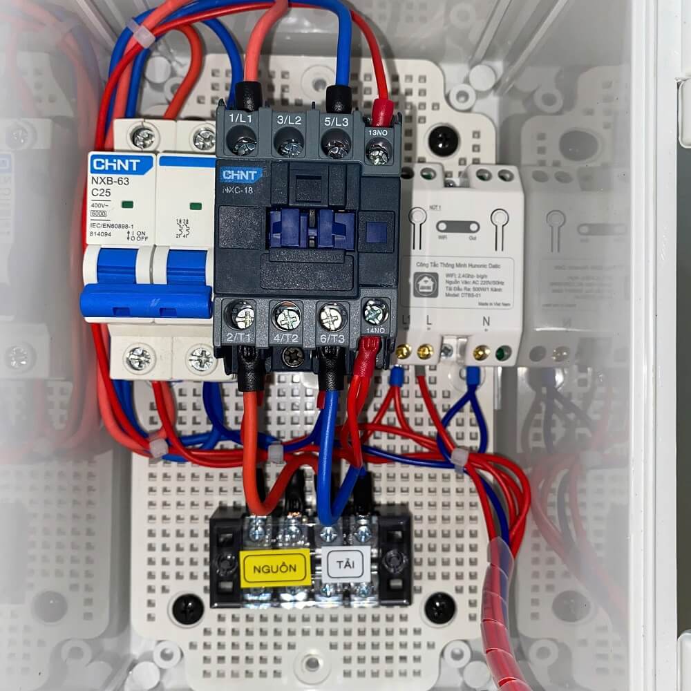 Chi tiết tủ điện Chi tiết thiết bị trong tủ điều khiển bơm 1 pha wifi