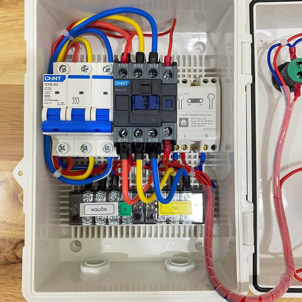 Bên trong tủ điều khiển bơm 3 pha 1-5HP Cận cảnh linh kiện bên trong tủ điều khiển bơm 3 pha 1-5HP