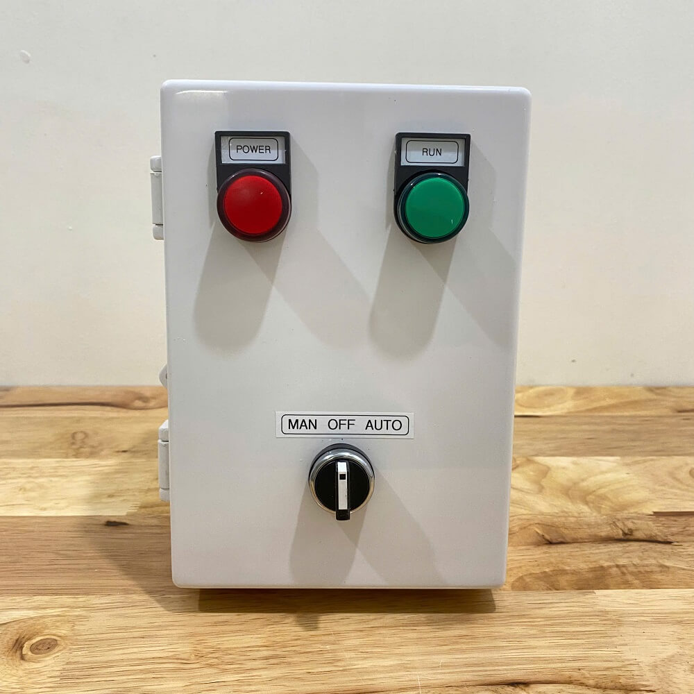 Tủ điều khiển bơm 3 pha Wifi dùng trong nhà Mặt trước tủ điều khiển bơm 3 pha Wifi dùng trong nhà