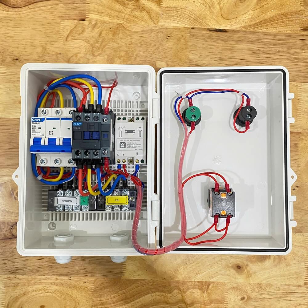 Chi tiết tủ điều khiển bơm 3 pha thông minh Tổng thể bên trong và ngoài tủ điều khiển bơm 3 pha