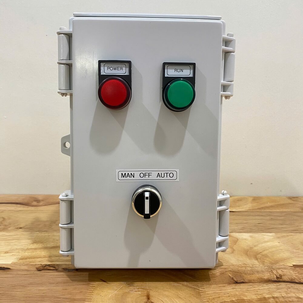 Mặt trước tủ điều khiển bơm tự động bằng phao có nút nhấn