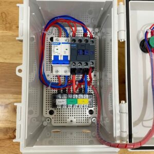 Cận cảnh linh kiện bên trong tủ điều khiển bơm nước tự động bằng phao